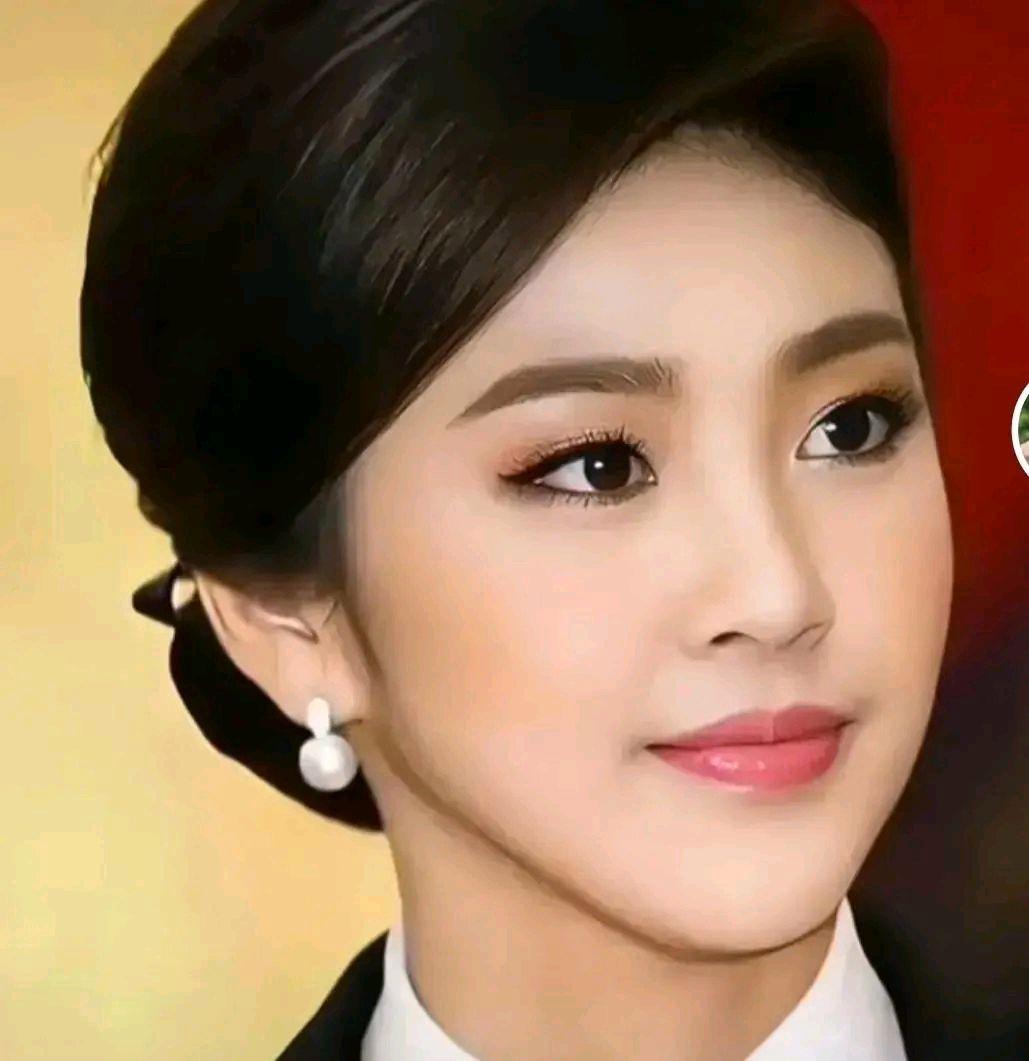 年轻时的英拉.美貌与才华并存的女人