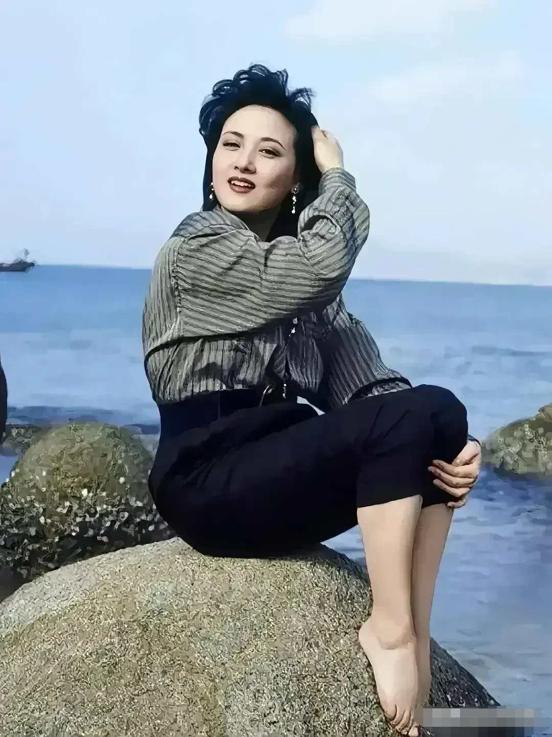 年轻时的邓婕,赤脚坐在海边