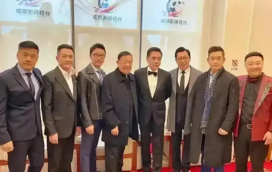 看起来大腕云集啊,我认出了陈宝国,吴刚和于荣光.