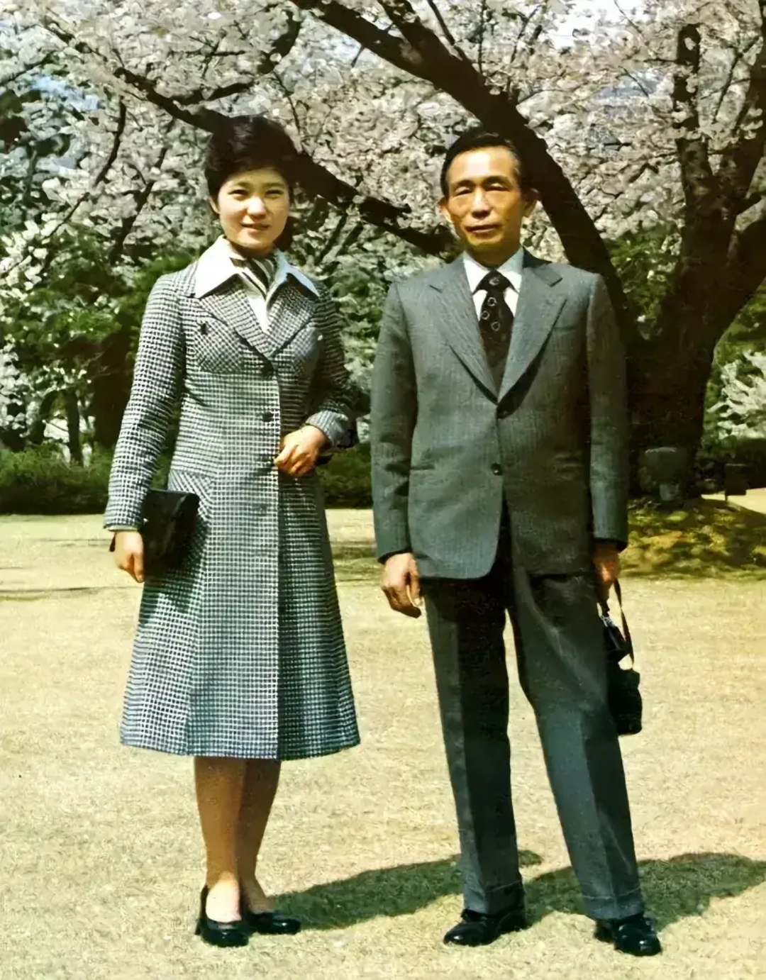 年轻时的朴槿惠与父亲的合影.