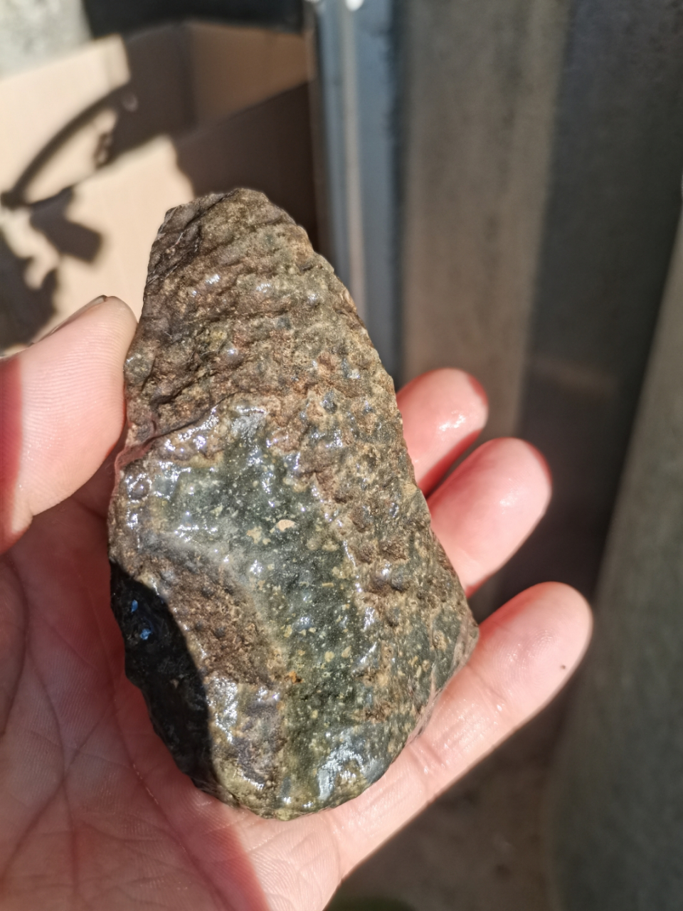 石陨石,黑色的熔壳,手指印,不规则形状.新疆阿勒泰陨石