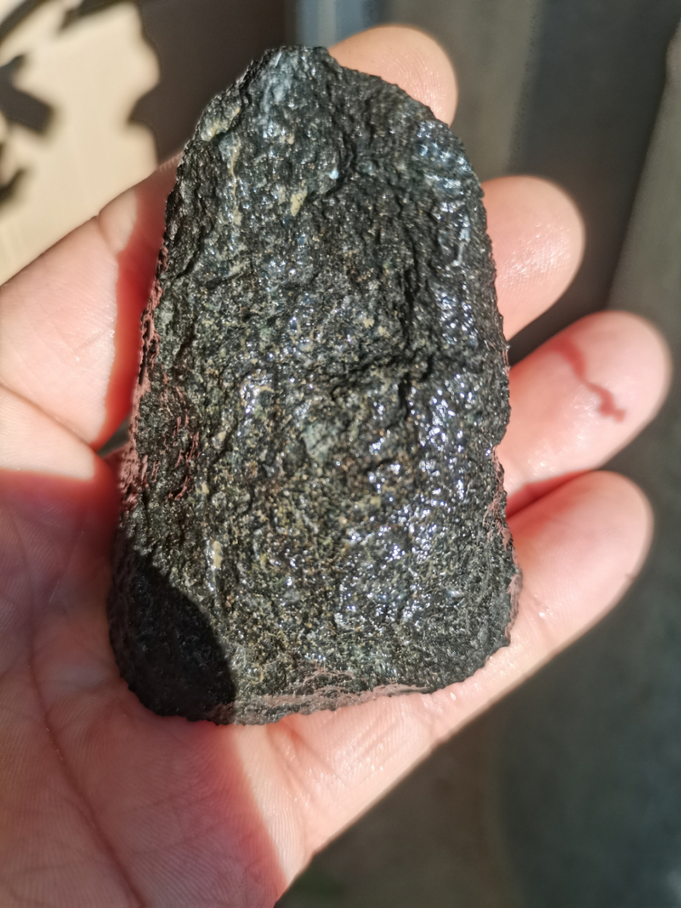 新疆阿勒泰地区戈壁滩上捡到一块橄榄石陨石.外壳能看到镊元素熔化点