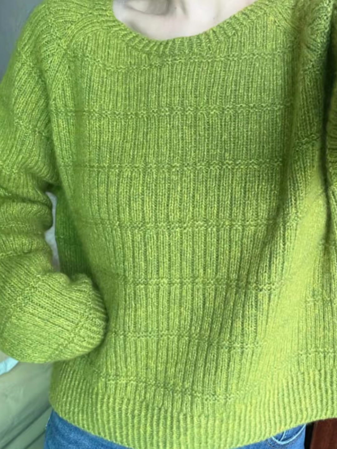 我妈65岁了,给我寄来件手织毛衣.淡绿色的,我觉着清新又舒服