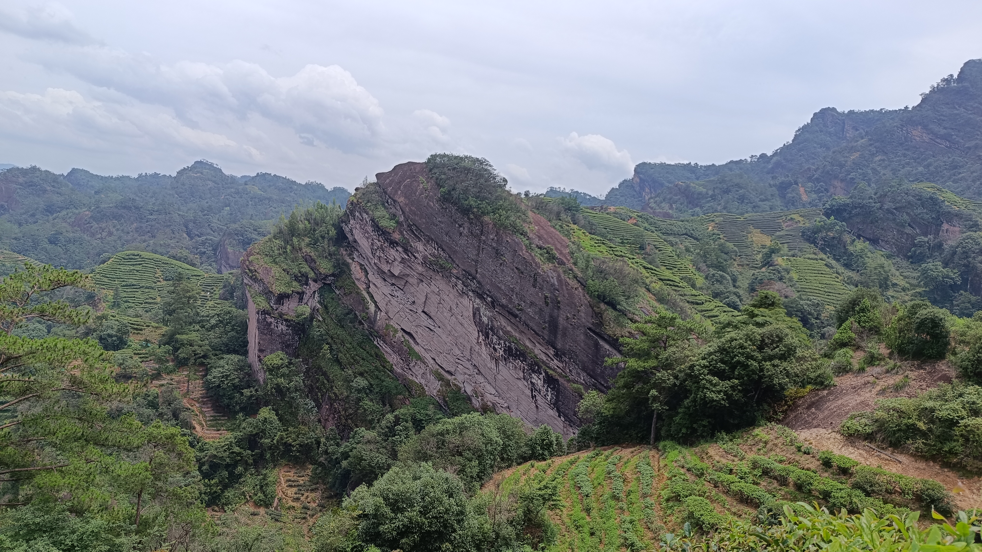 巉岩峭壁图片