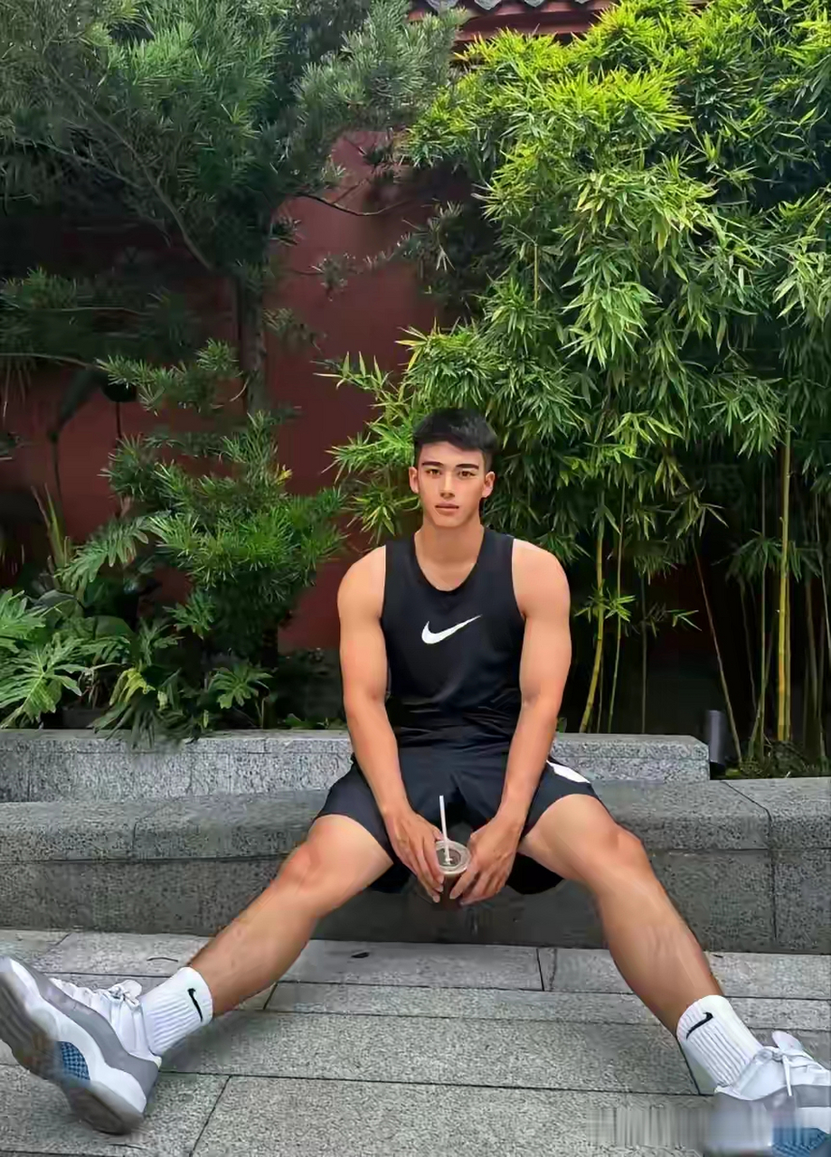 动态夏日征集令# ,帅哥猛男肌肉壁纸,我走在阳光里.开心