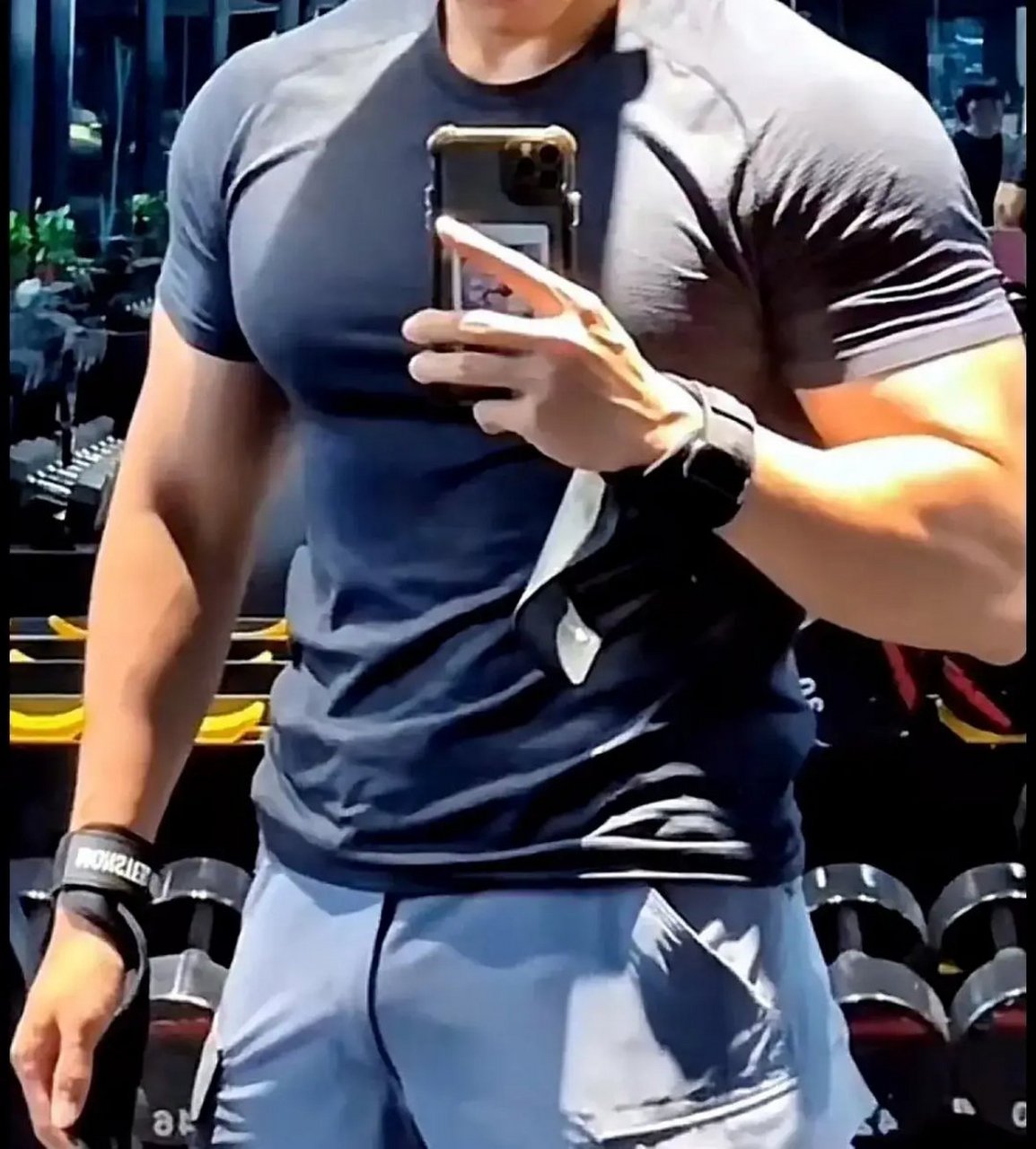 动态夏日征集令#  帅哥壁纸,肌肉猛男帅哥,来了.我的身材不错