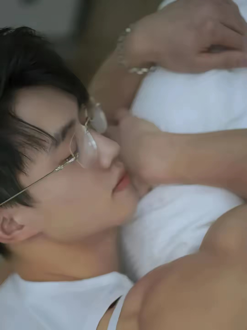 动态夏日征集令#  帅哥壁纸,肌肉猛男帅哥,躺床上