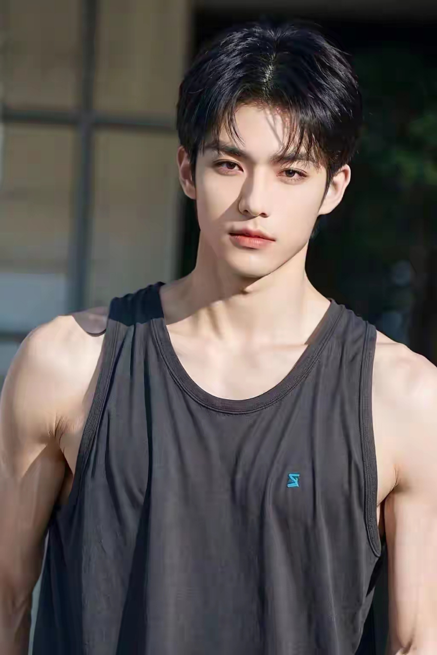 动态夏日征集令# ,帅哥猛男肌肉壁纸,我走在阳光里.我年轻