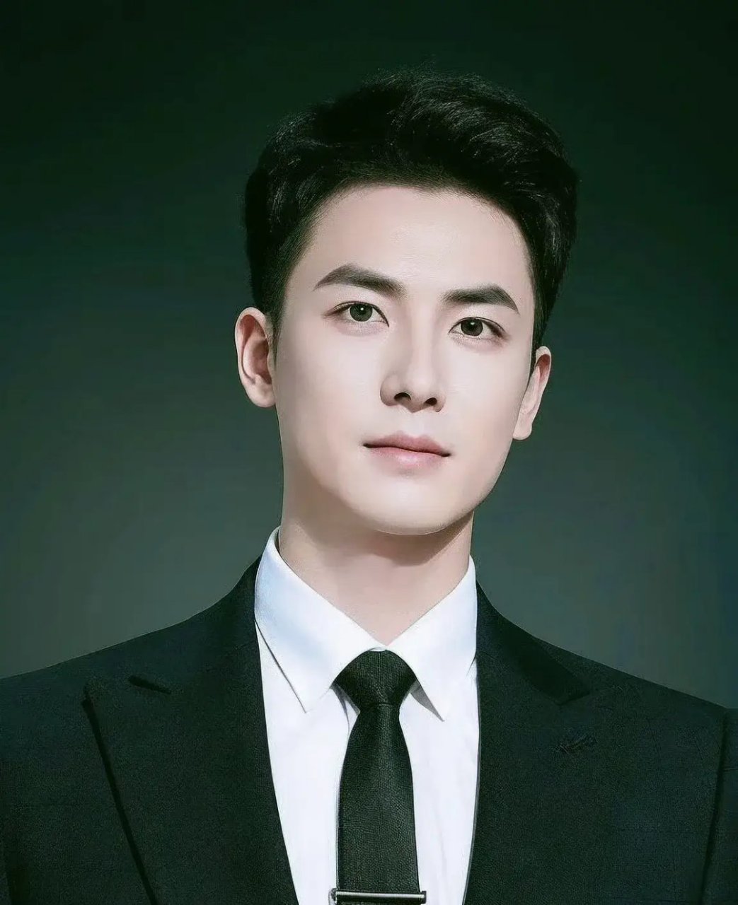 动态夏日征集令#  夏天,帅哥来了.职场最帅气的男人.