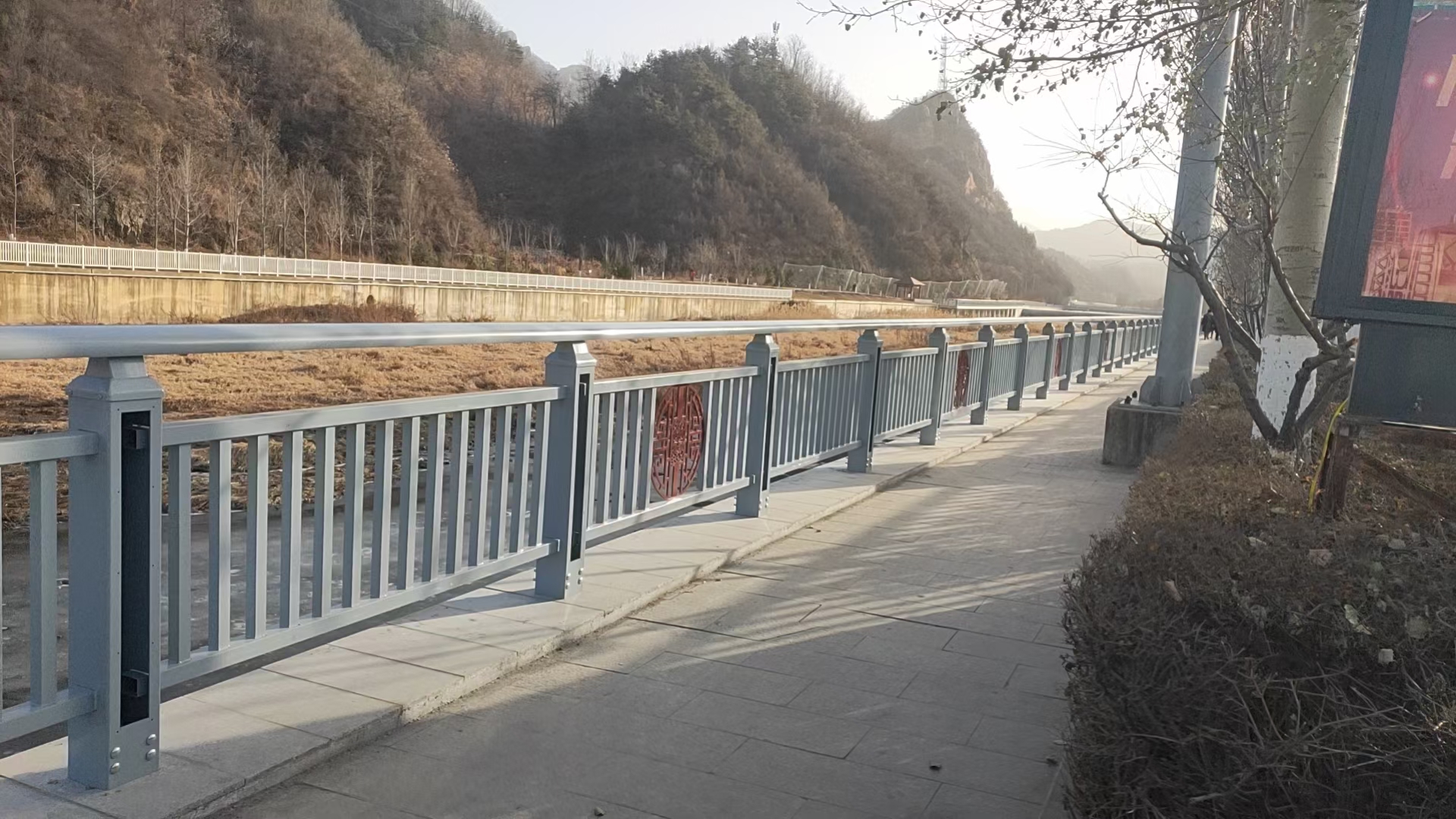 如何打造既安全又美观的河道护栏?秘诀就在镀锌管材与精湛工艺!