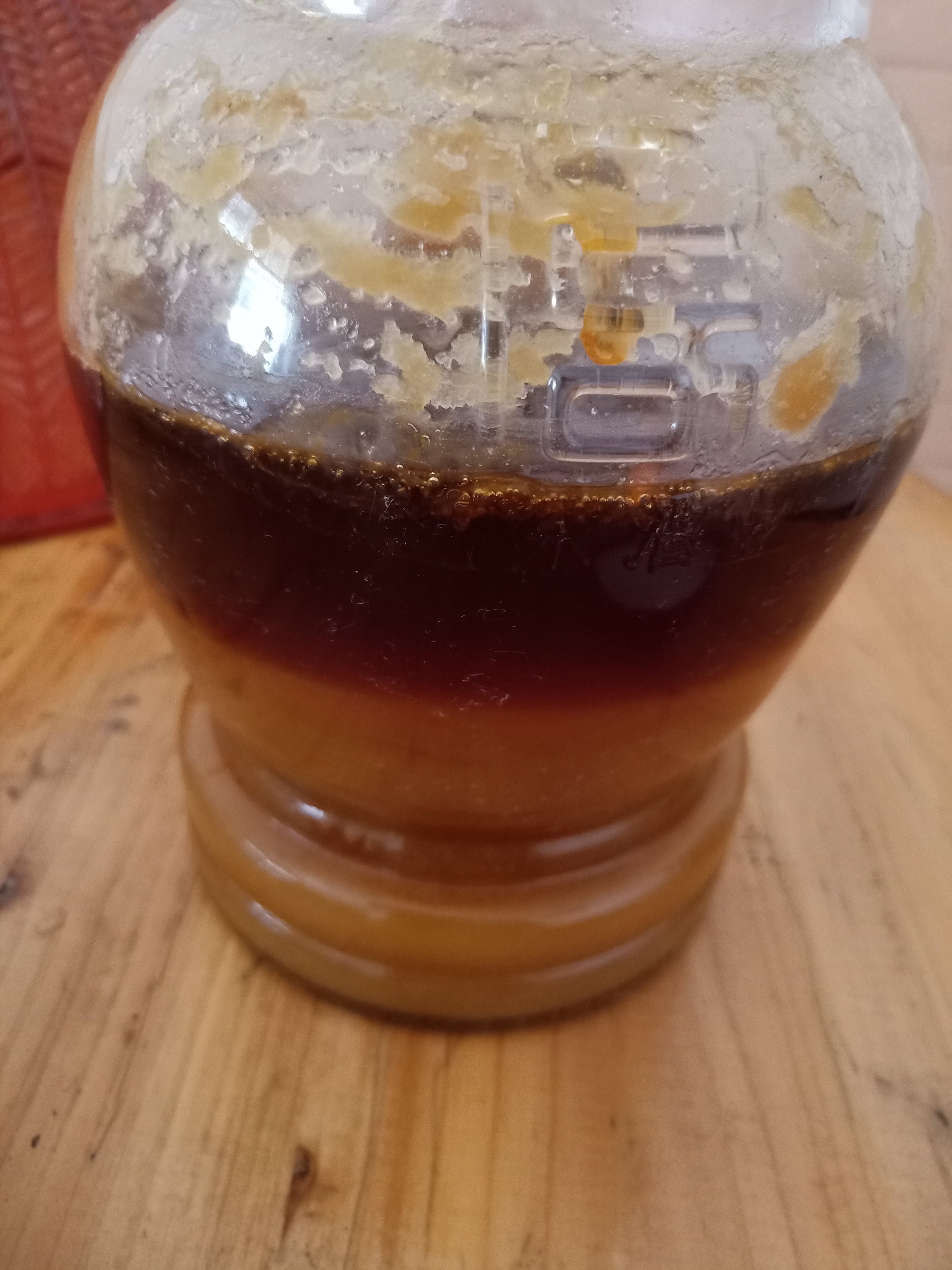 放置多年的蜂蜜黑了还能吃么(蜂蜜几年后有些发黑能吃吗)