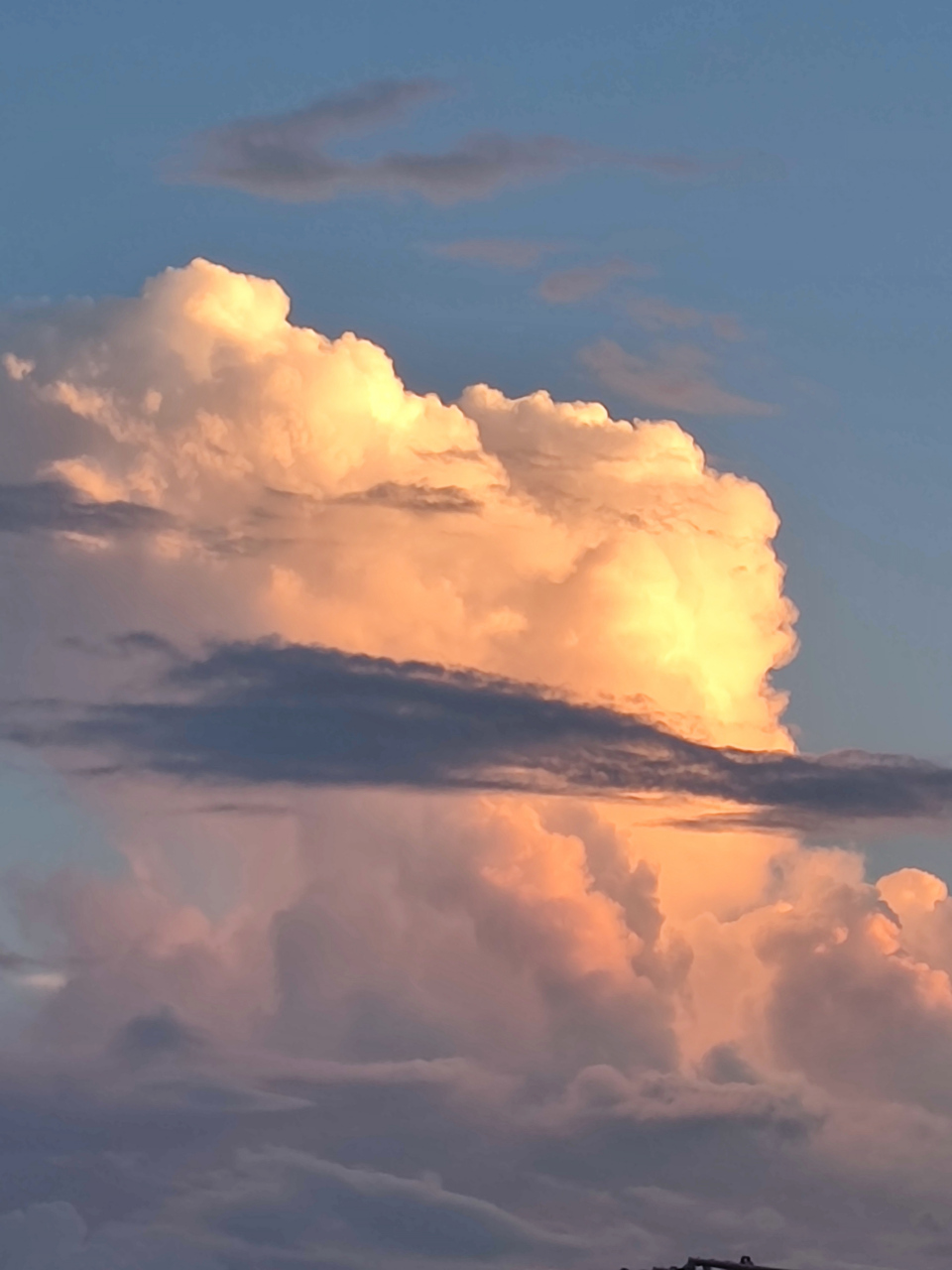 天空小云朵,映照着夕阳的光芒,可可爱爱,温柔且治愈.