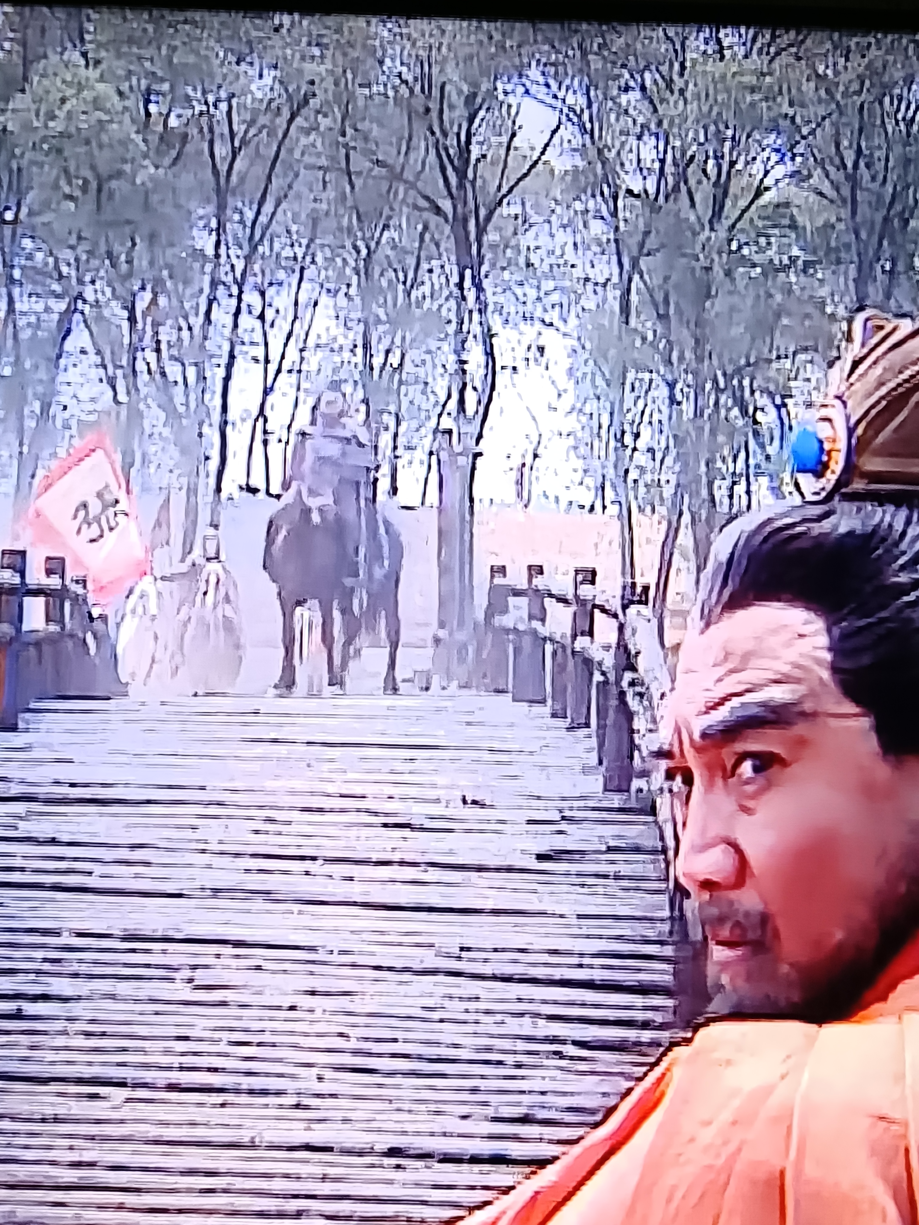 张飞第一次使用谋略,应该是长阪坡扬尘以作疑兵之计,成功吓退了曹操的