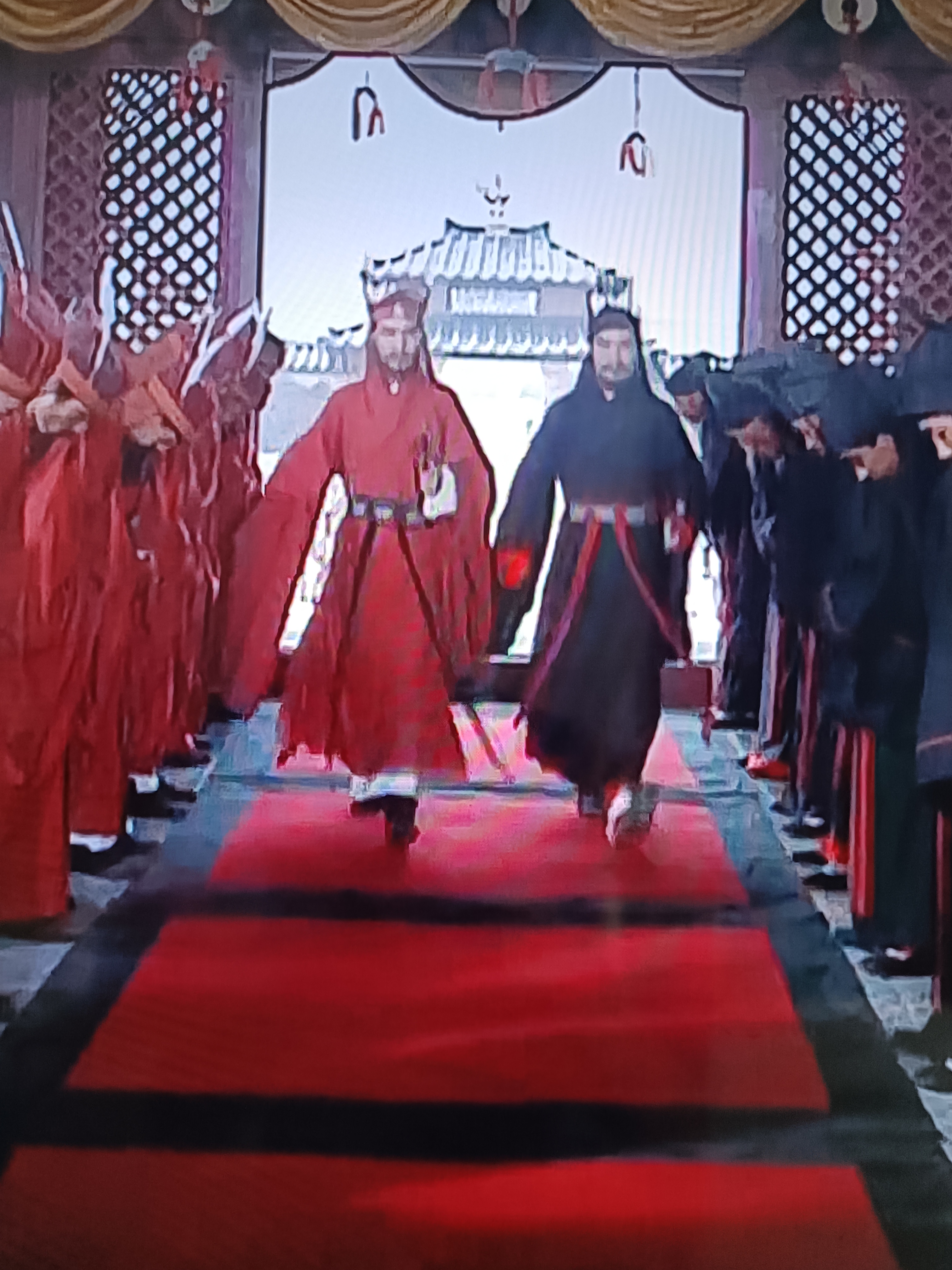 废掉曹芳后,十四岁的曹髦被司马师推上了帝位.