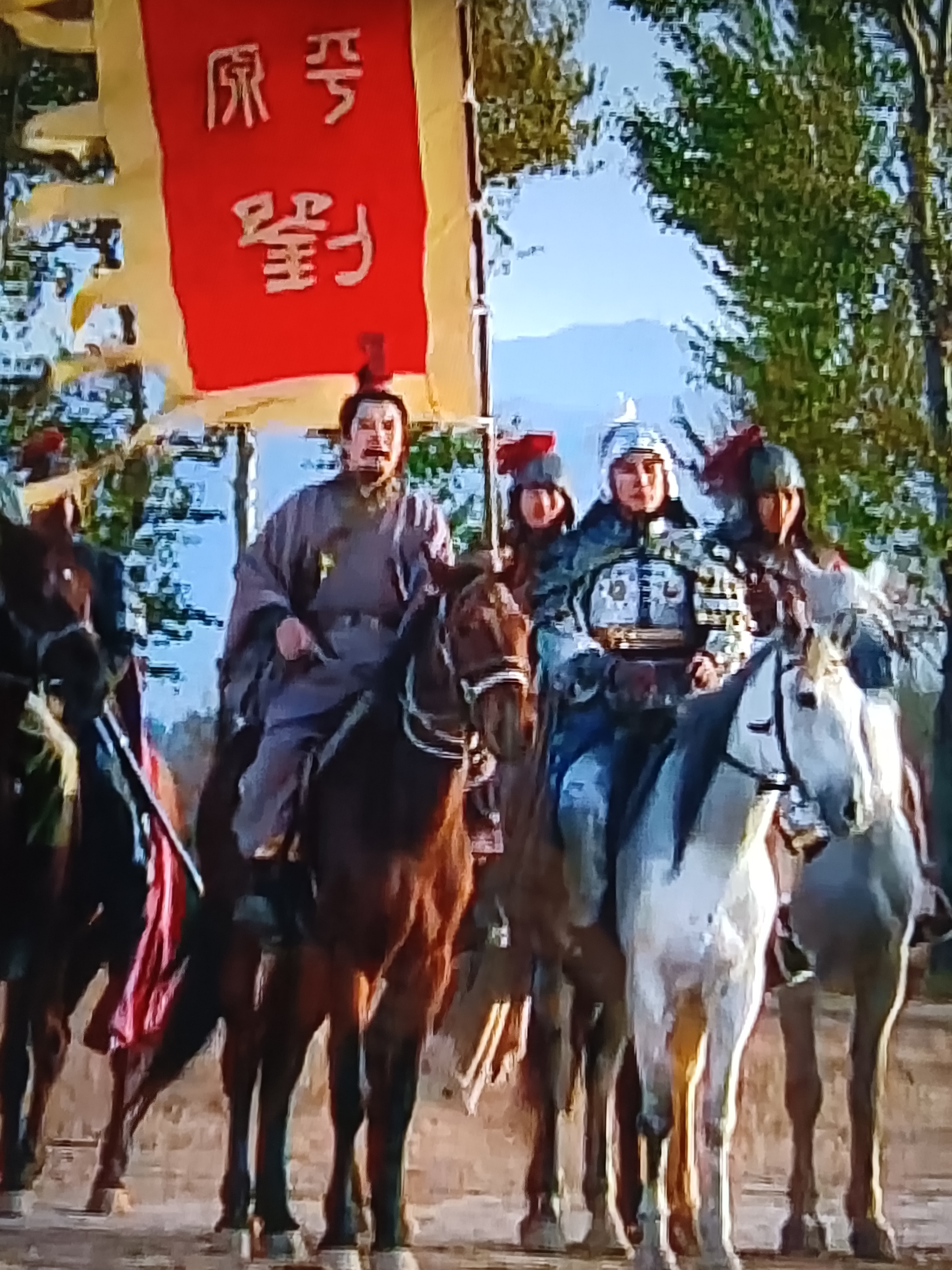 古城相会,关张二人先行见面,之后迎接大哥刘备.