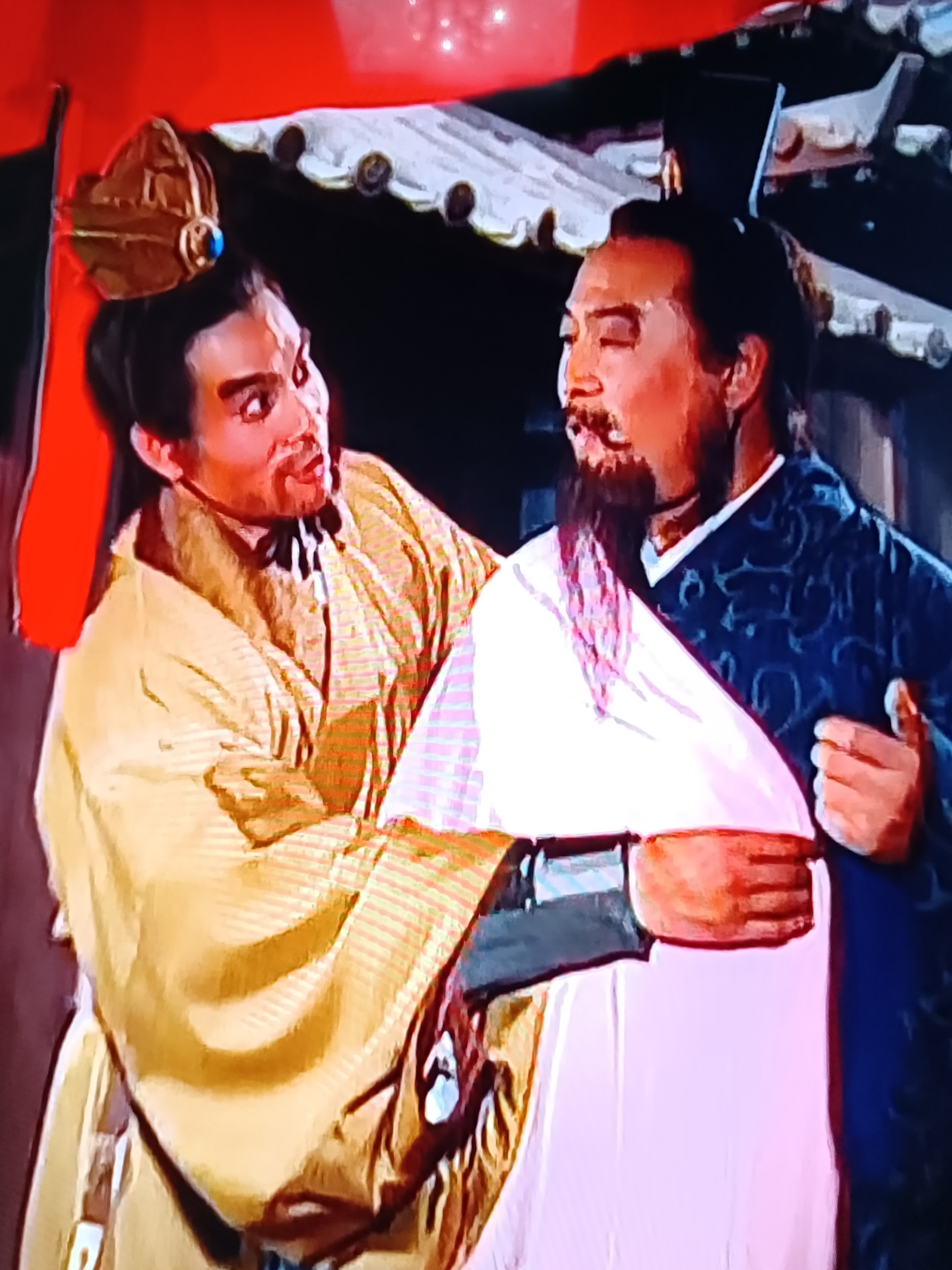 吕布和陈宫,都互相展示了温情脉脉又斗嘴负气的一面.