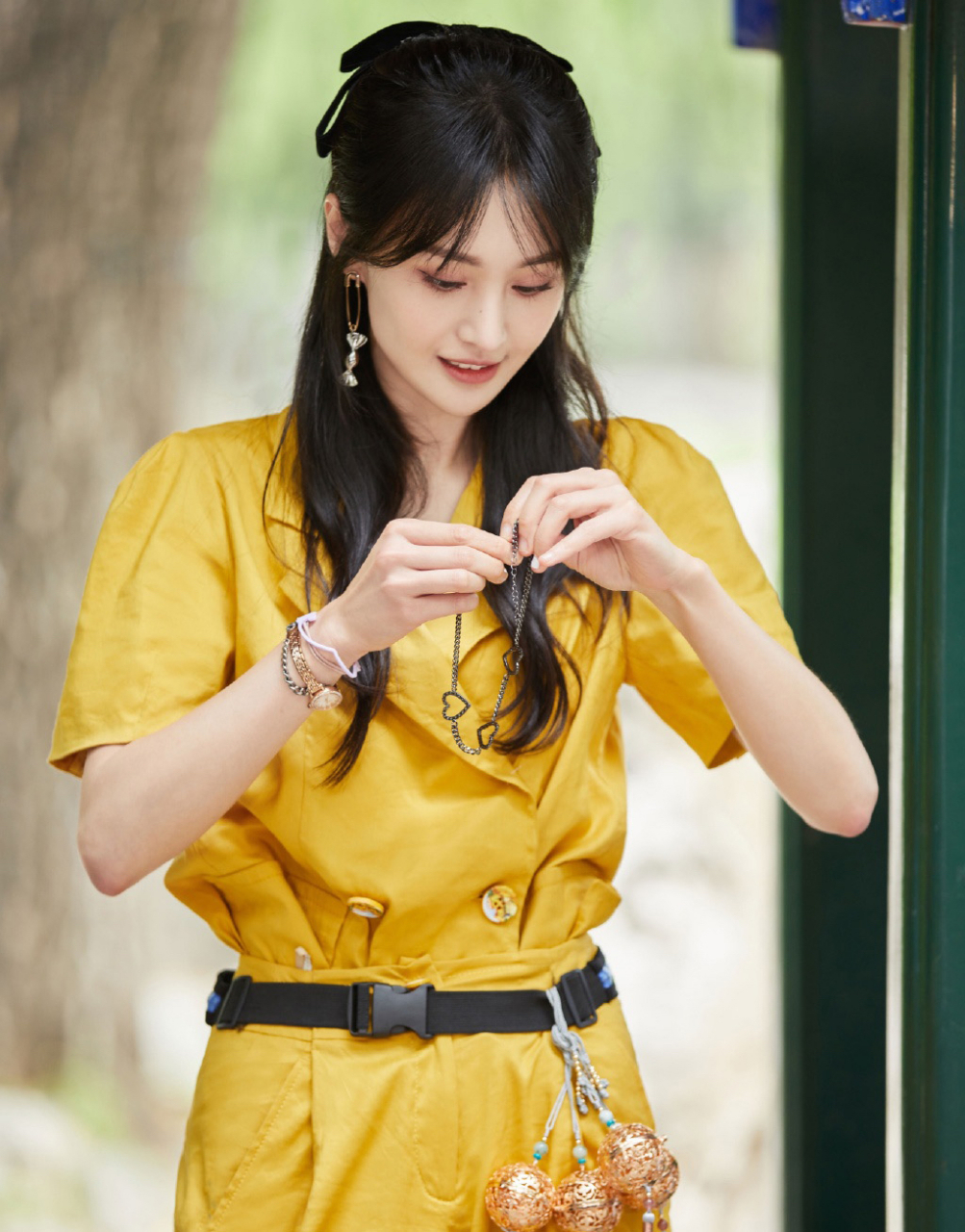 演员郑爽因"代孕弃养"和偷逃税被"封杀",又被海宁影视公司告上法庭