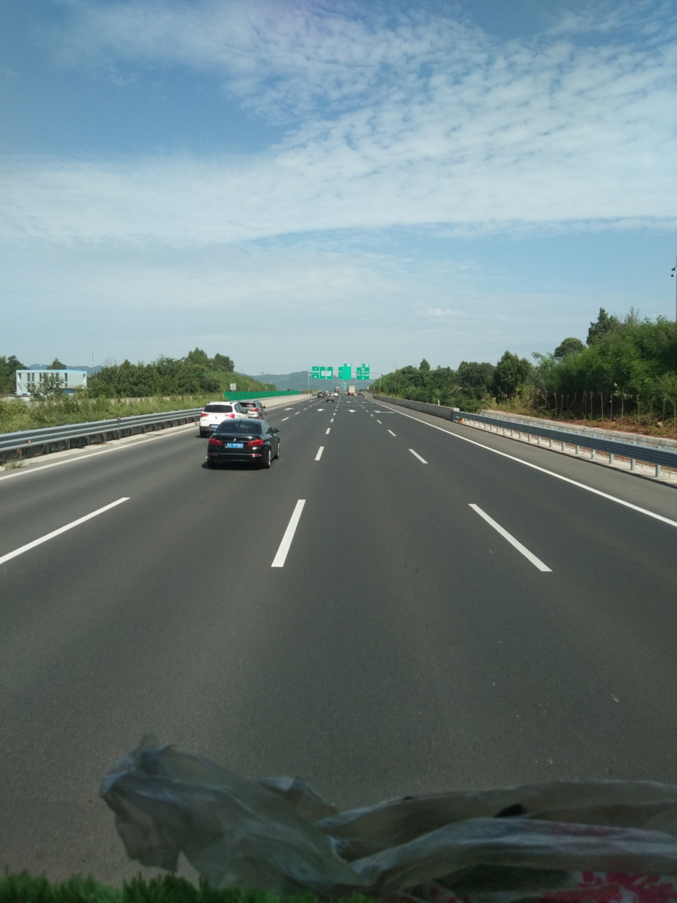 近日,高速交警廊坊大队民警在新机场北线高速公路临空检查站进行瘸＃