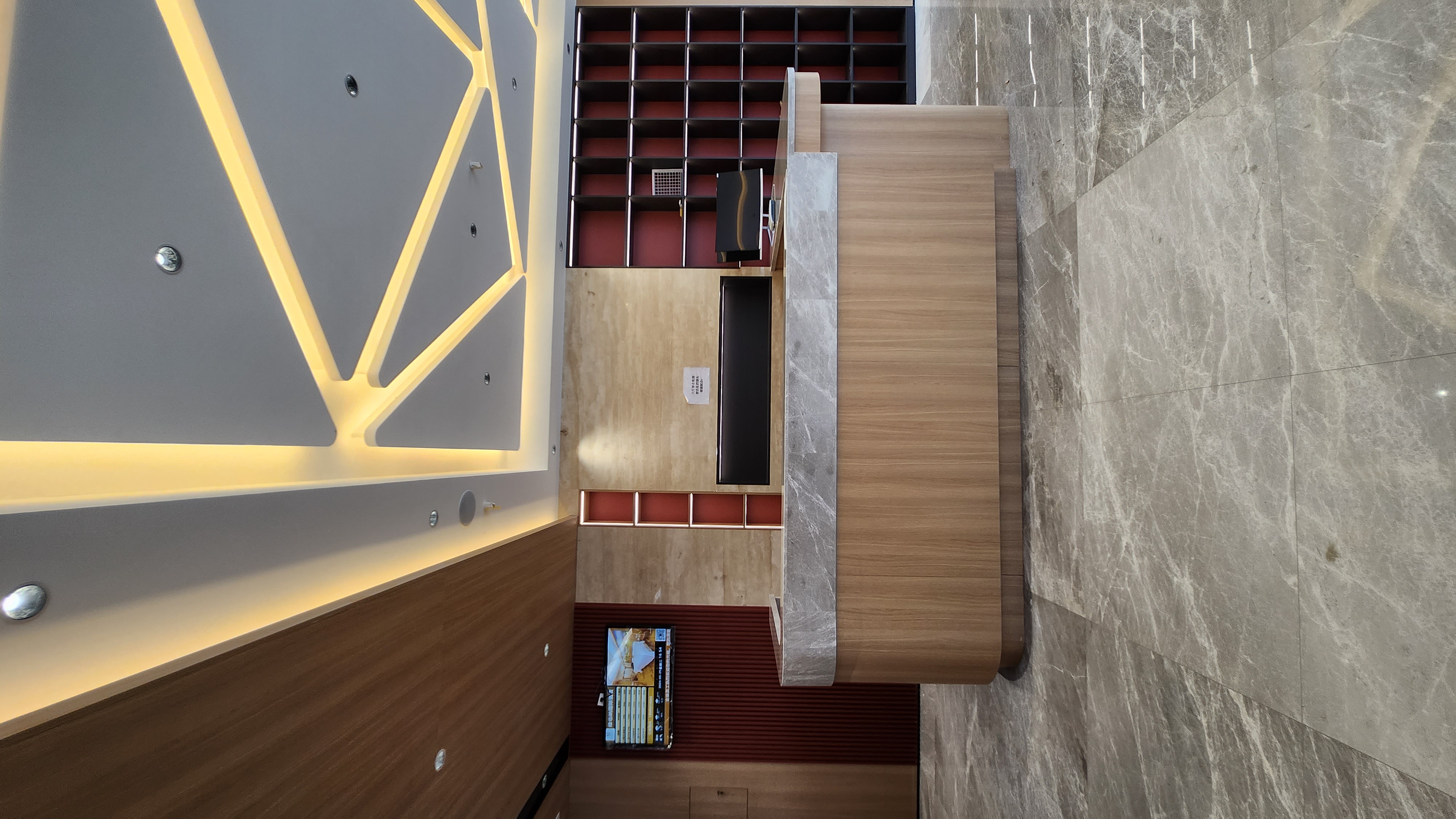 现代设计感十足的前台,天花板的几何造型设计,大理石地面,木质柜台