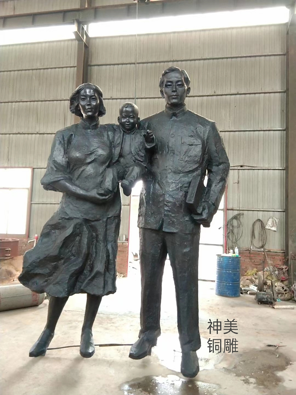 铸铜人物雕塑,现代人物一家人雕像公园装饰人物雕像加工景观人物铜