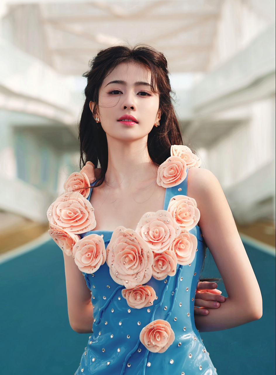 白鹿身穿balmain春夏系列礼服,蓝色的裙子被粉色的花朵点缀的格外清新