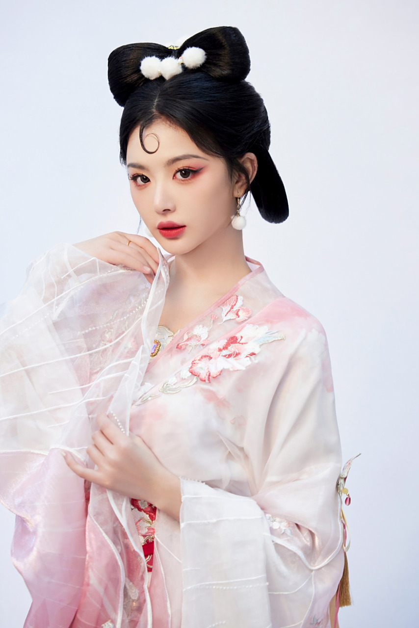 粉蝶轻舞  在时光的画卷中,有一位粉衣丽人,仿佛从古风诗篇中款款走来