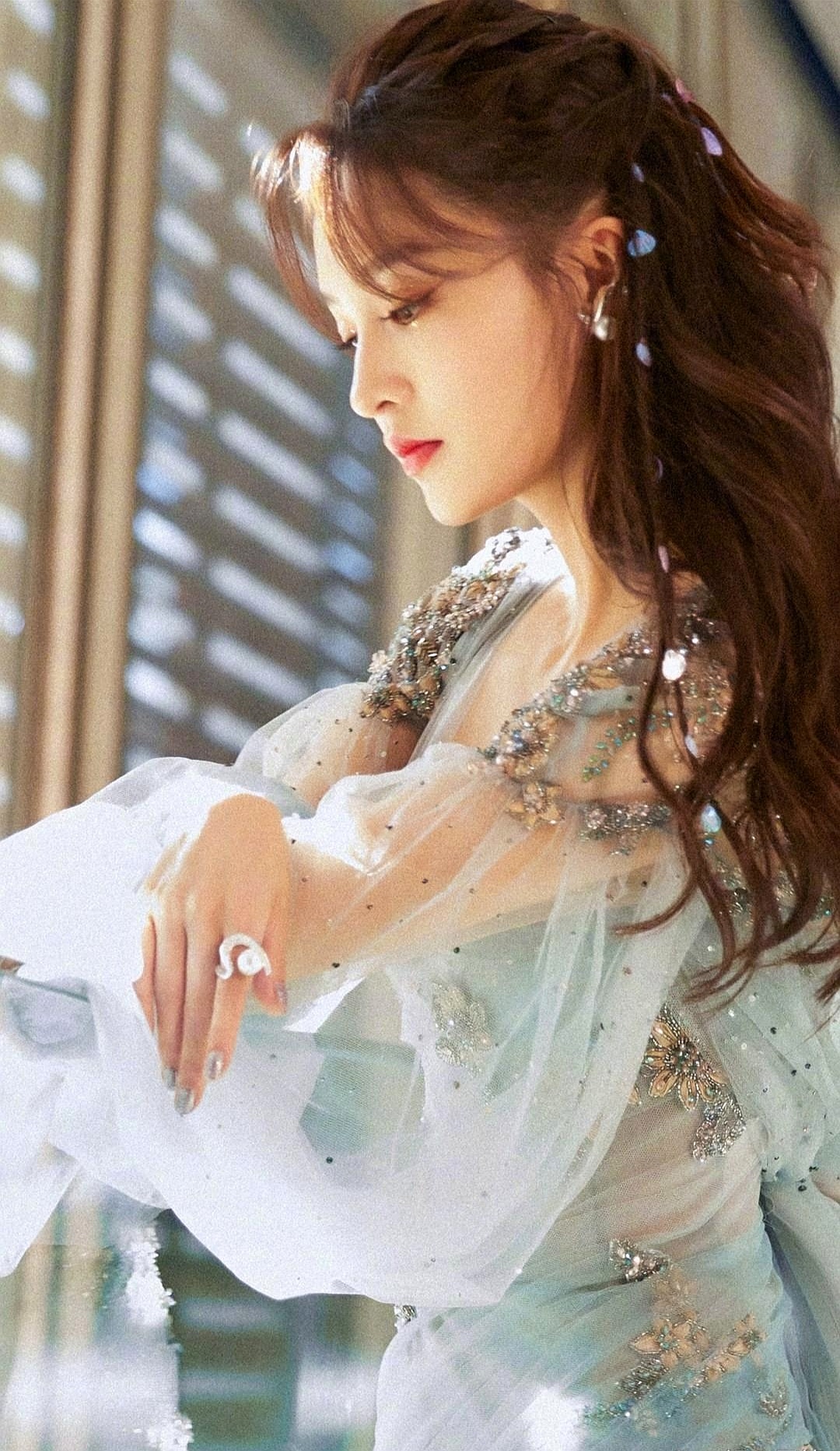 李沁身着雾霾蓝连衣纱裙,气质清新淡雅,灯光映照下,蓝色纱裙梦幻飘逸