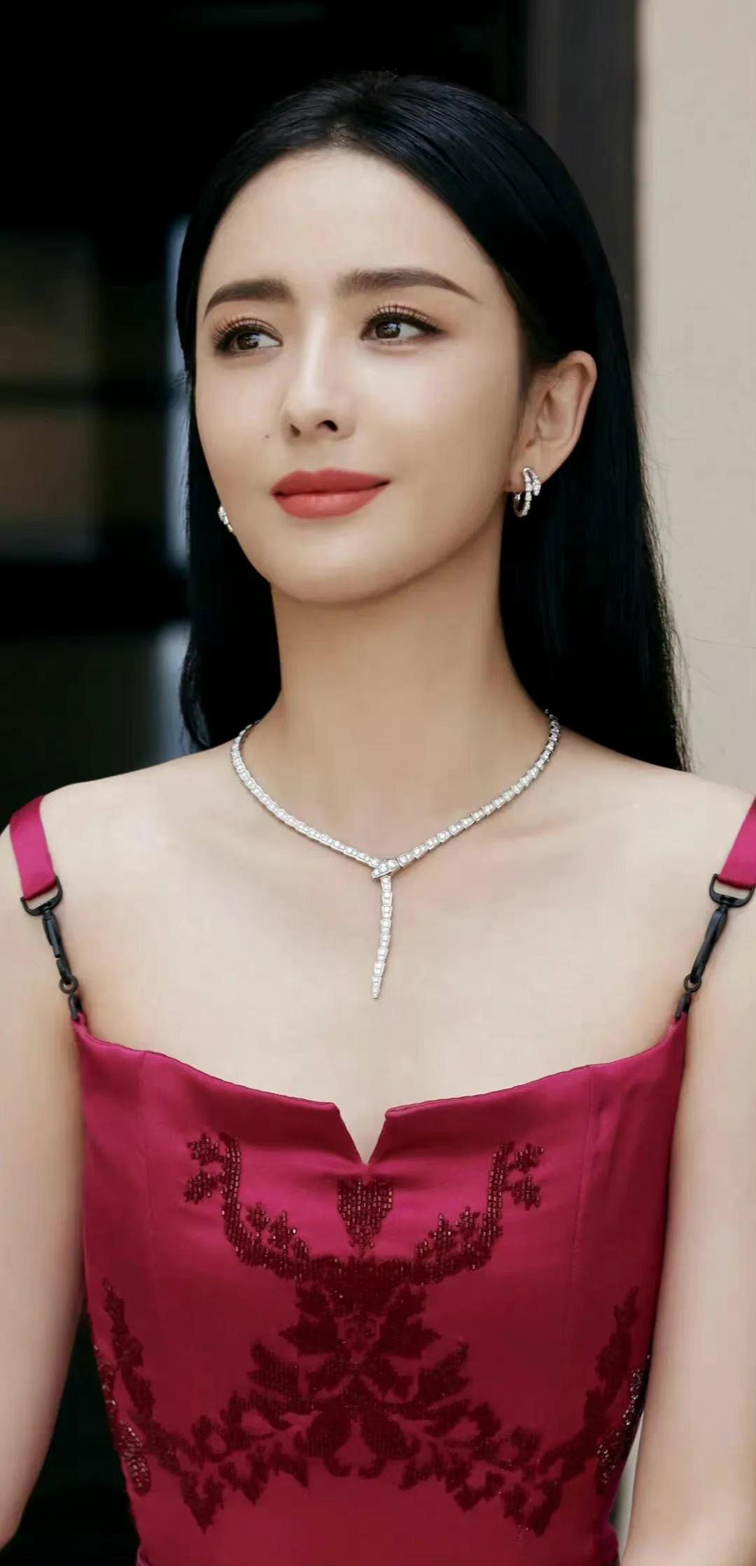 佟丽娅,一抹红唇映照璀璨星河.低胸红裙,钻石闪烁,是夜的绝艳.