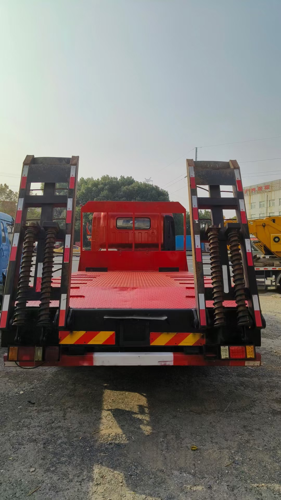 2021年5月份上牌平板爬梯车.车厢长度4米8,宽度2米5.