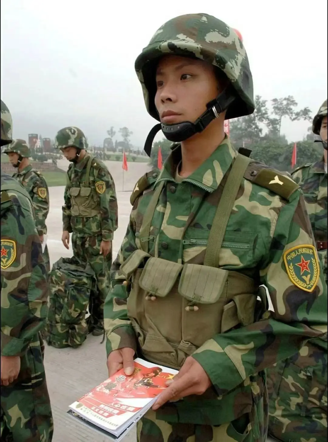 头戴武警07式武警头盔,身穿87式陆军迷彩服,身上的弹带56式,这是哪个