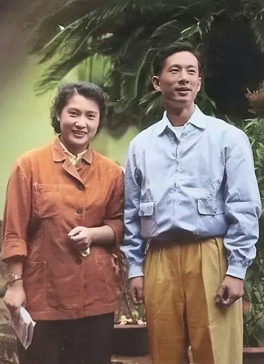 这是上世纪六十年代,著名电影表演艺术家秦怡,冯喆两人的合影照片
