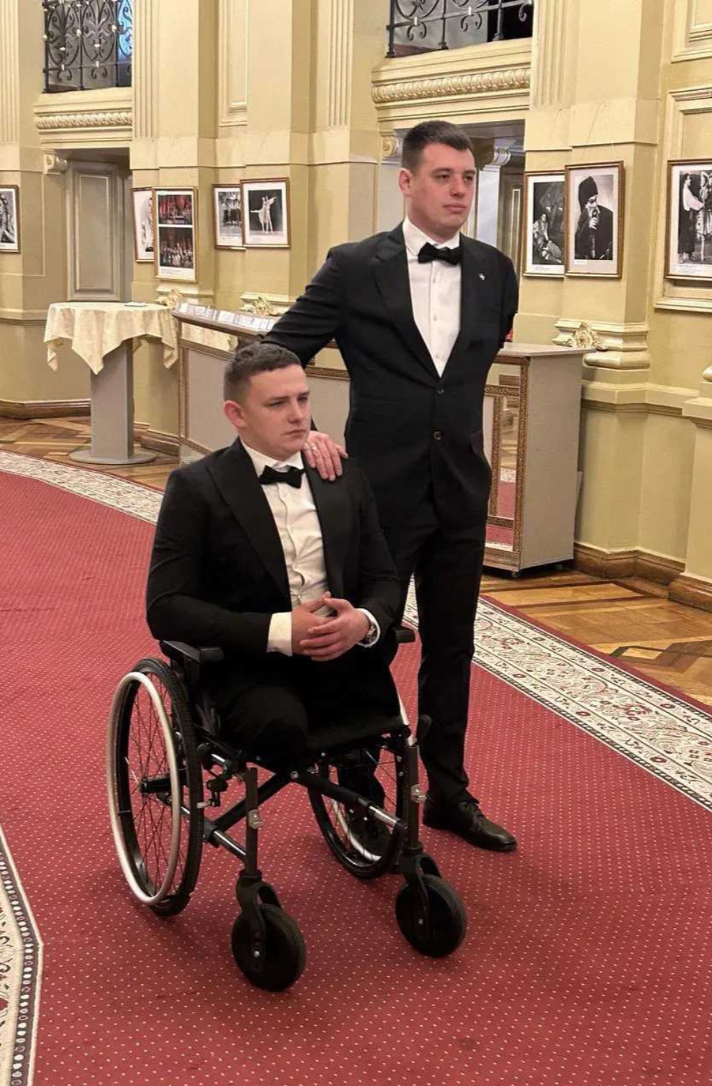 两位年轻的乌克兰勇士,三只手一双腿.