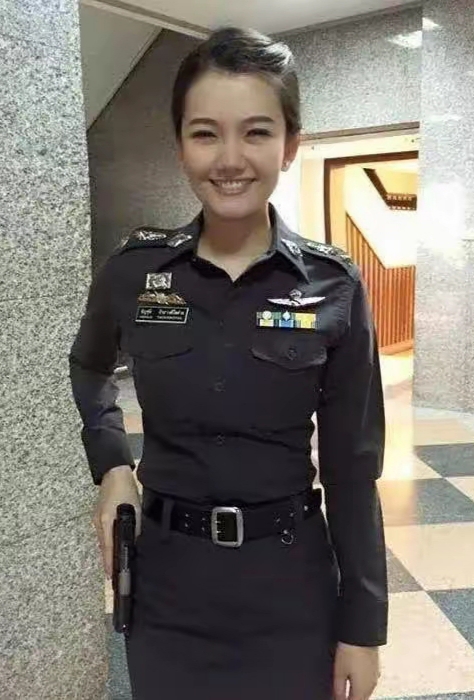 佛教国家泰国人心向善,警察掏枪都笑脸相迎.