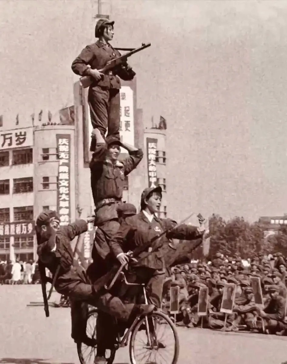1969年10月1日,南京军民在鼓楼广场集会庆祝国庆20周年,会前红卫兵