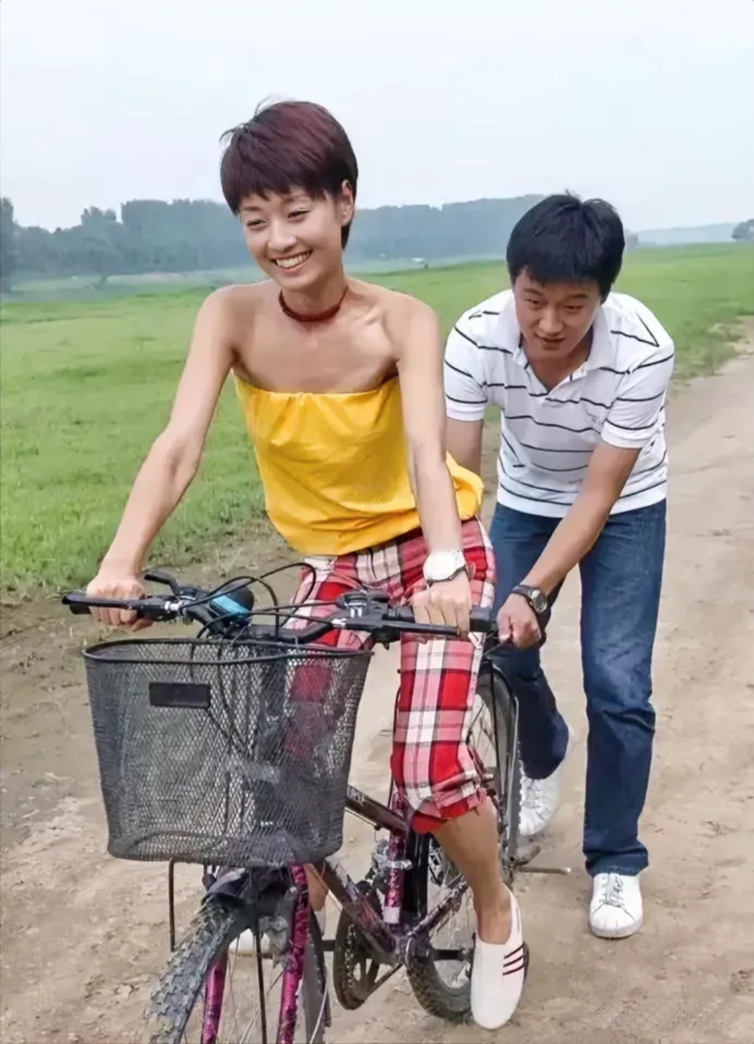 佟大为帮助马伊琍学骑自行车.