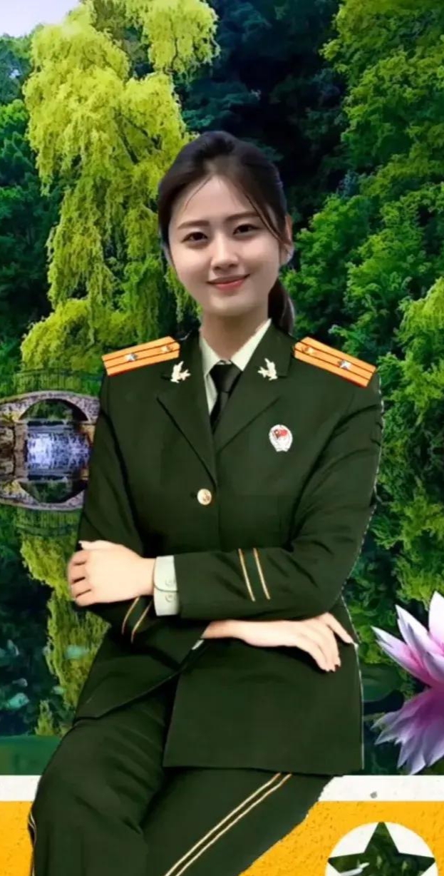 军装小姐姐,英姿飒爽,气质非凡,森林背景更显清新脱俗,花前留影,美得