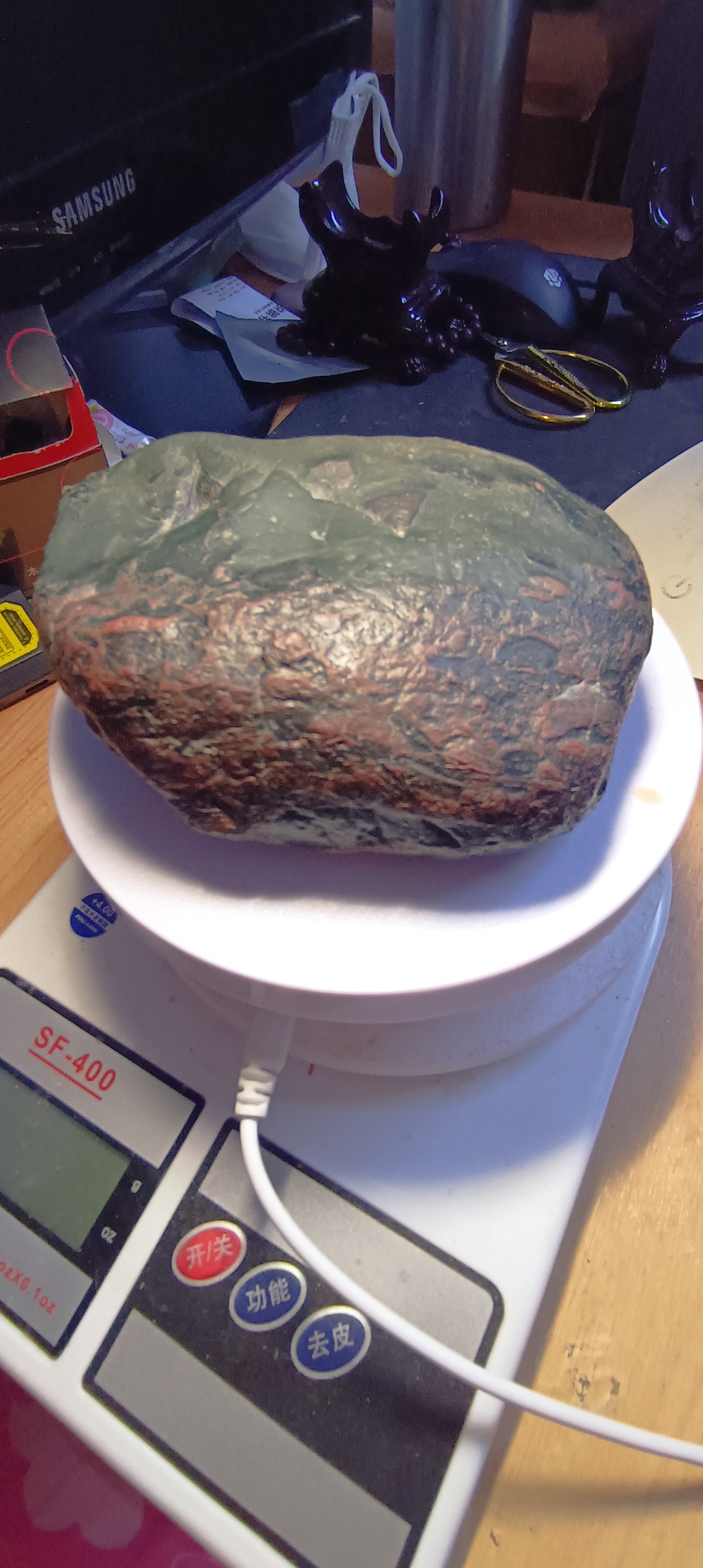 石友们好:这块石头比重是5,是红绿相滆的受人喜欢的摆件,它表面有层