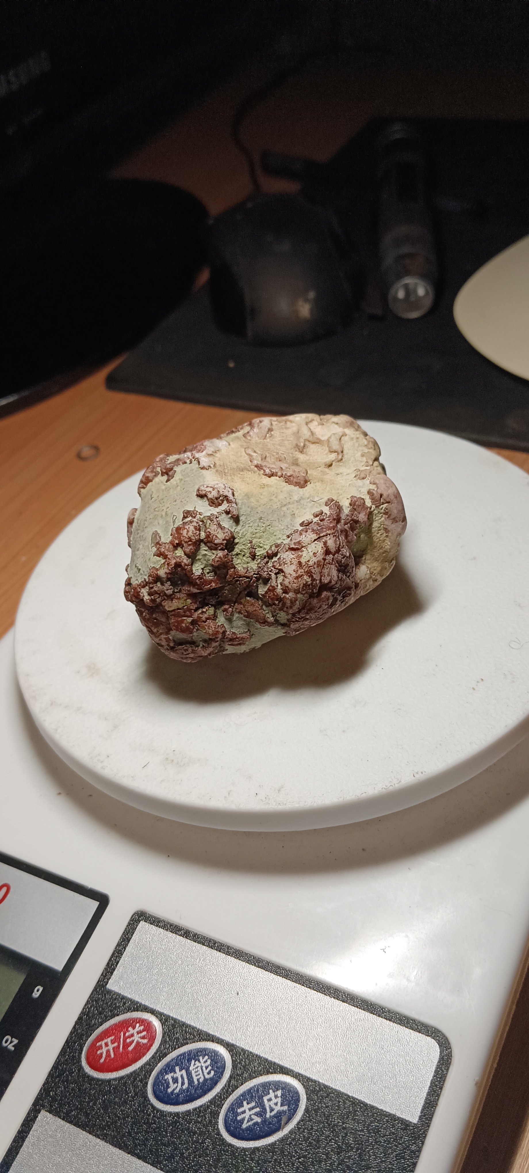 石友们:今天分享一块五彩的石英疑似陨石,型状锥圆色分为红黄灰白