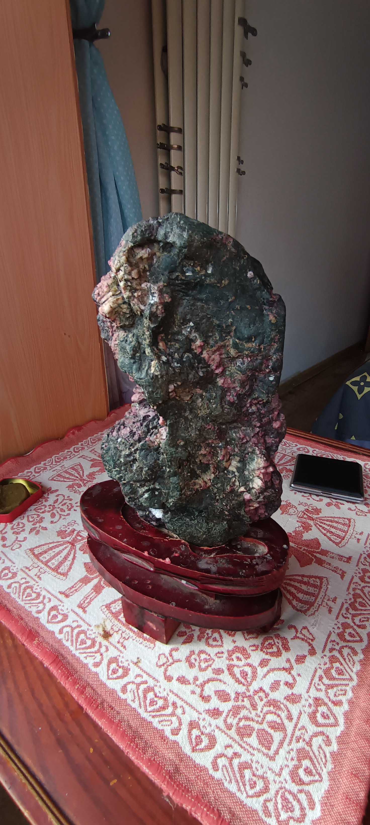 石友们:这是我心爱的一块石头,它是由月海的玄武岩灰色土包裹紫红色角