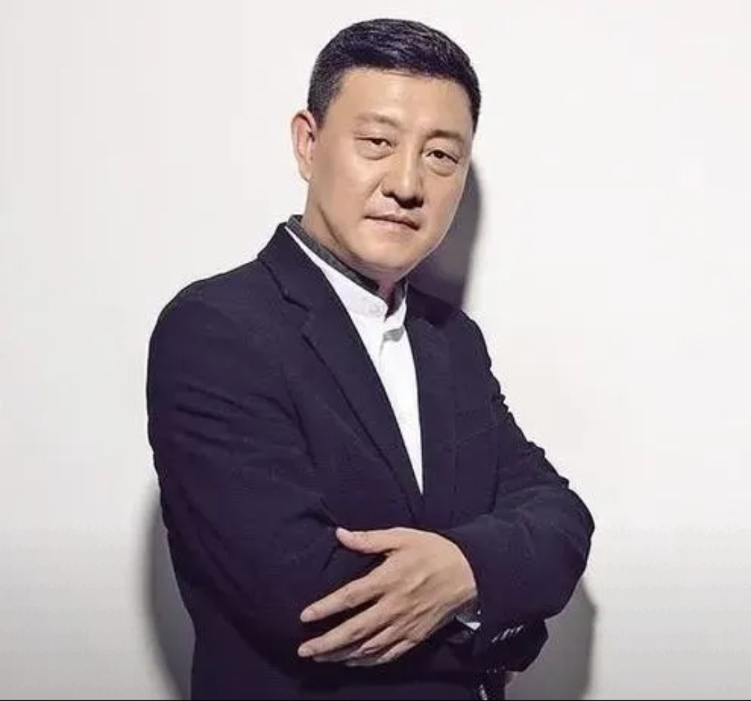 作为知名主持人,鲁豫主动打招呼并找话题搭话,可韩磊全程仅点头或"嗯"