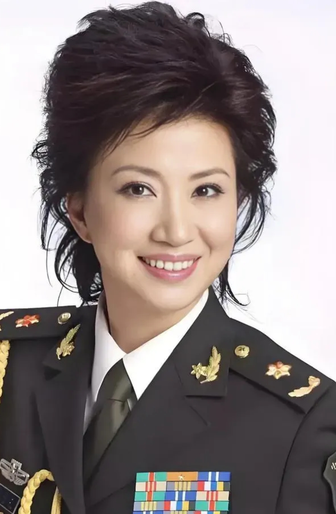 程桂兰是女高音歌唱家,一级演员,曾任总政歌舞团副团长,拥有专业技术