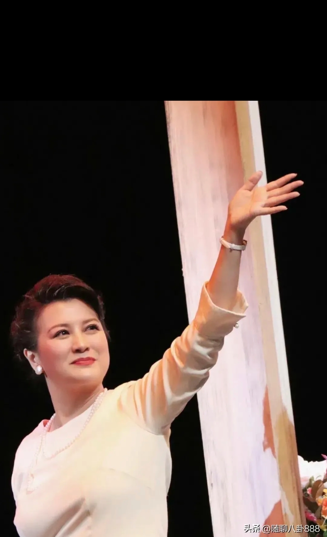 曾在电视剧中看到她时,那唇红齿白的模样,匀称有