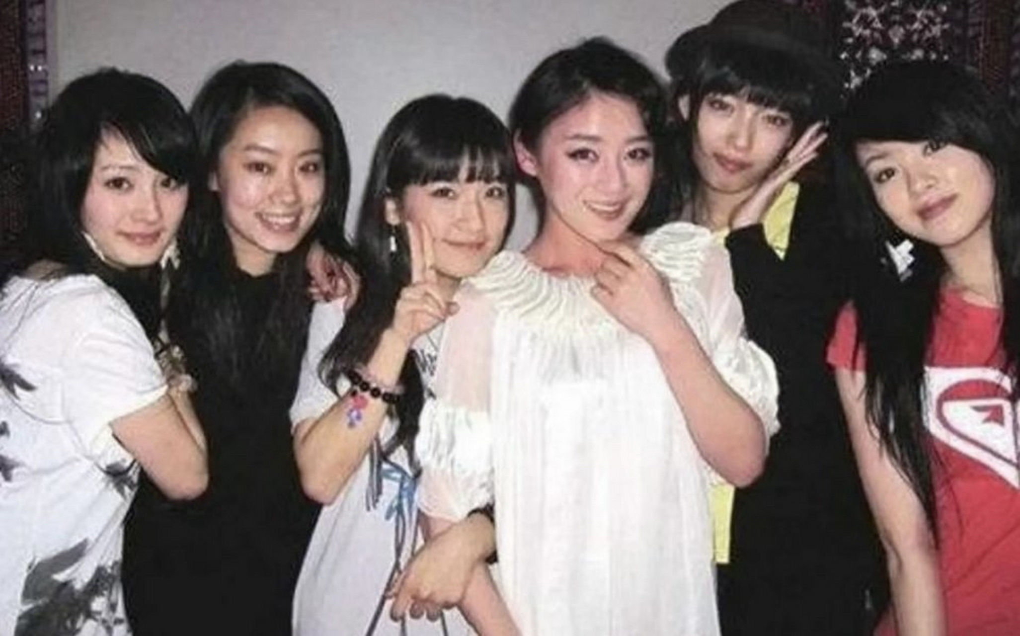 杨幂张小斐袁姗姗大学时期的合照,原来她们几个是室友啊!