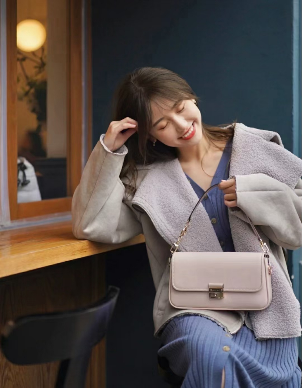 90年代,一部《欲望都市》捧红了女主carriebradshaw各式各样的时尚