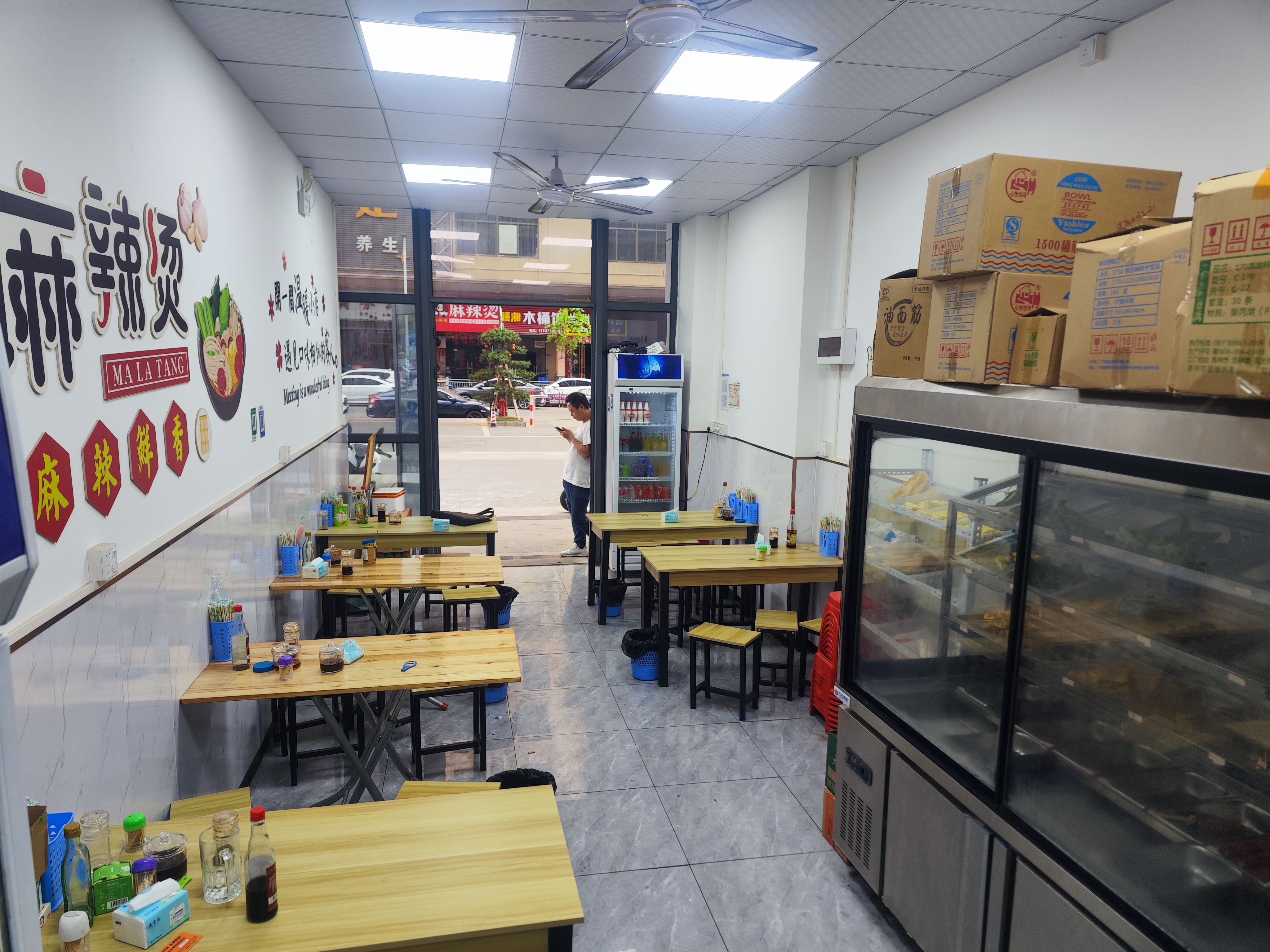 工业区麻辣烫店转让  50平 装修9成新 接手可教技术  一:周边环境: 本