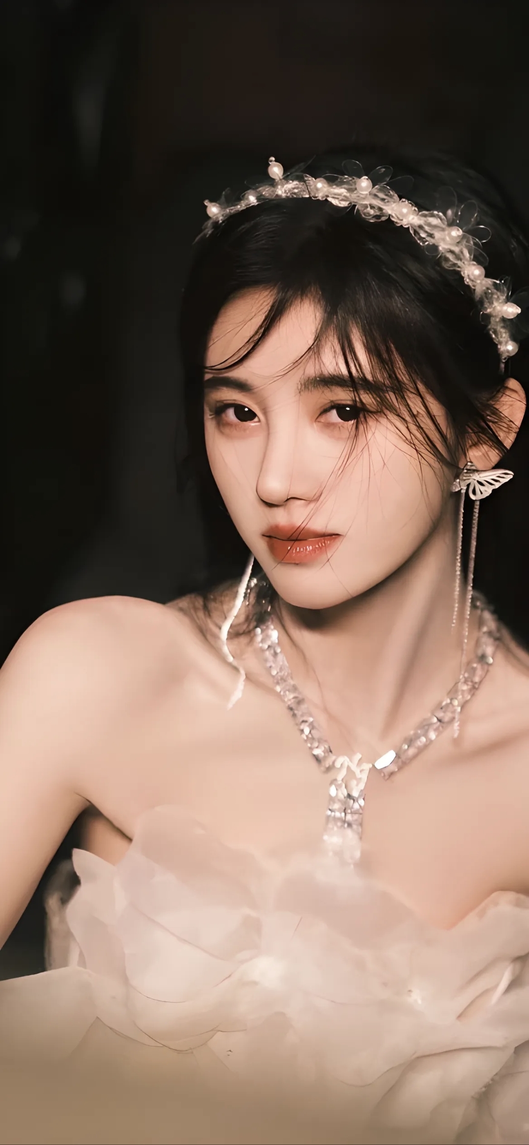 鞠婧祎手捧烟花棒,夜空中绽放的光芒映照着她的微笑,仿佛整个世界都为