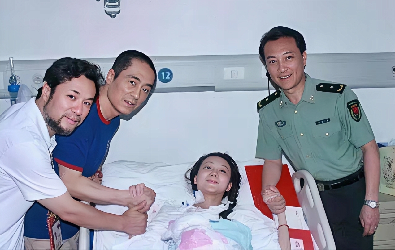 式总导演张艺谋和张继钢,陈维亚一起赴医院看望舞蹈演员刘岩时的留影