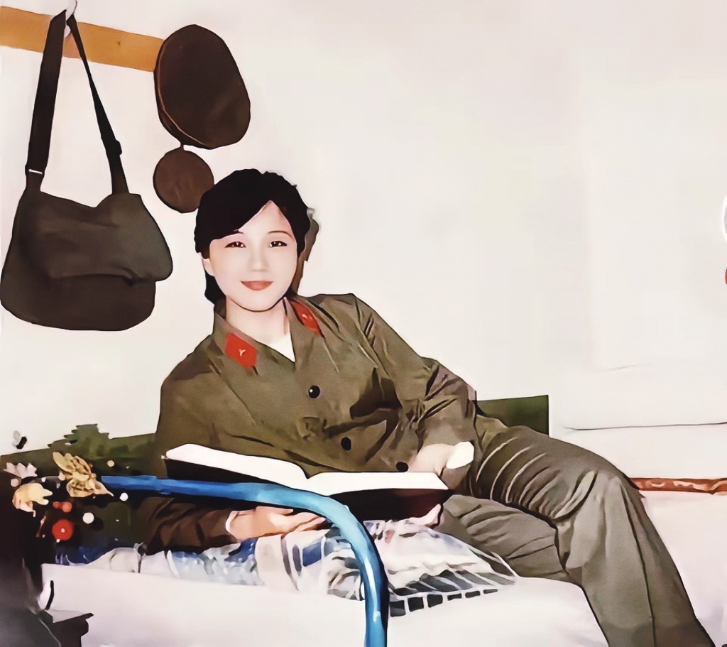 脸上带着柔柔的笑意,气质温婉又不 1987留影八五式軍裝女兵80年代军区