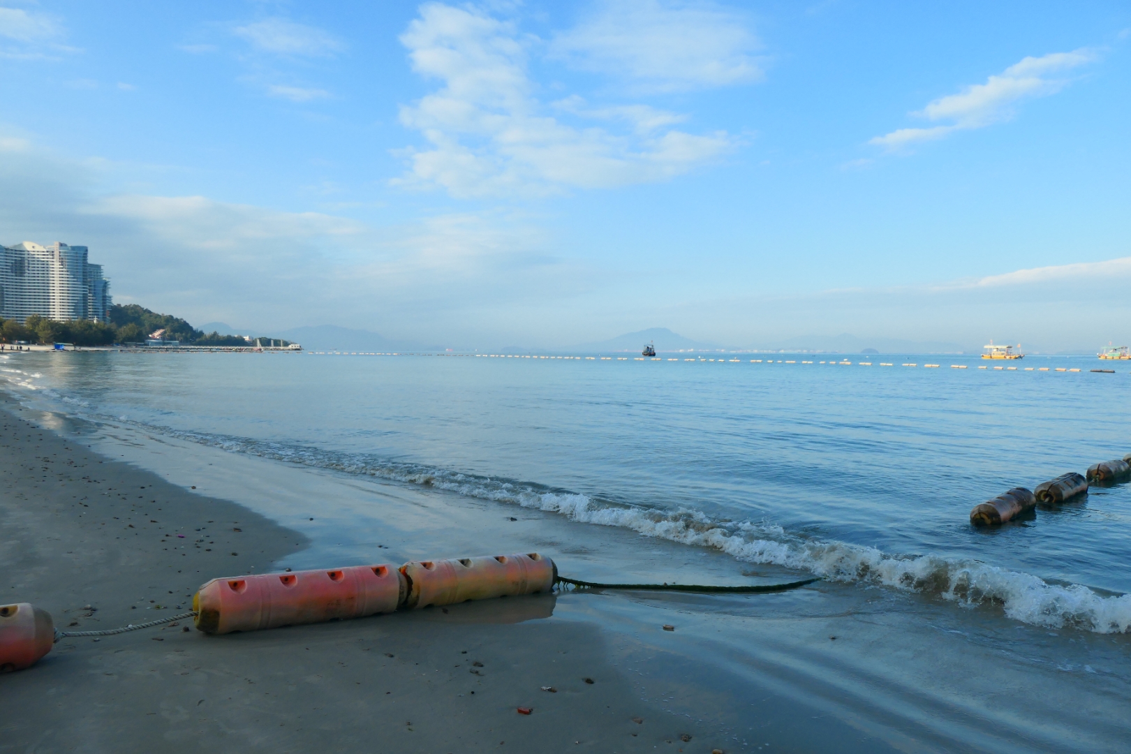 几乎天气雾蒙蒙的,能见度不是太好,对面的建筑, 惠州巽寮湾海边图片