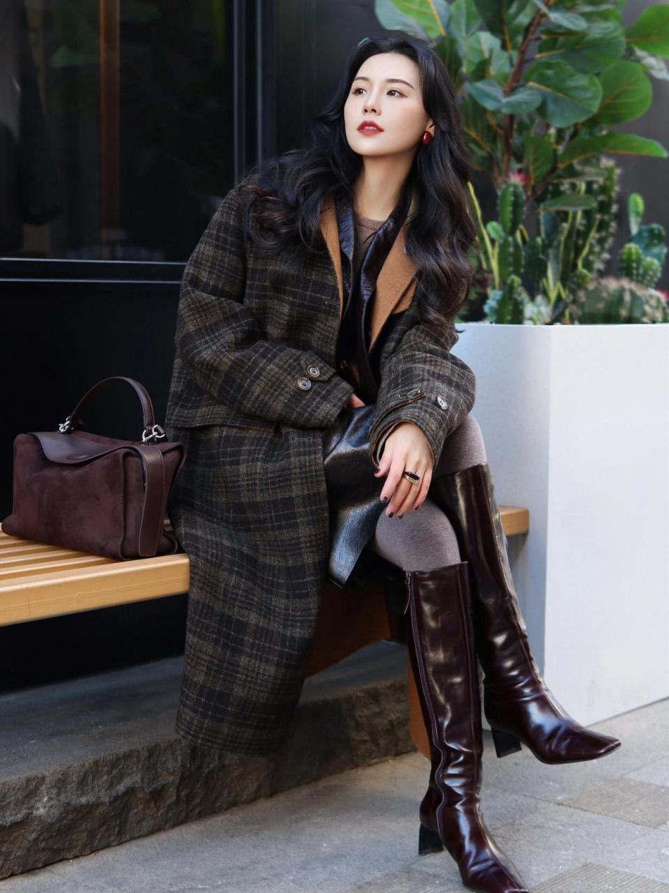 皮裙加皮靴,感觉是不是一下就上来啦?